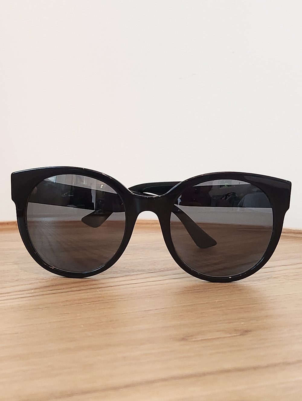 Gucci Black Round Acetate Sunglasses with Gold Logo - Picture 2 of 7
